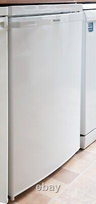 Miele K12020 S-1 GB Fridge in excellent condition and still under warranty