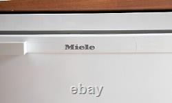 Miele K12020 S-1 GB Fridge in excellent condition and still under warranty